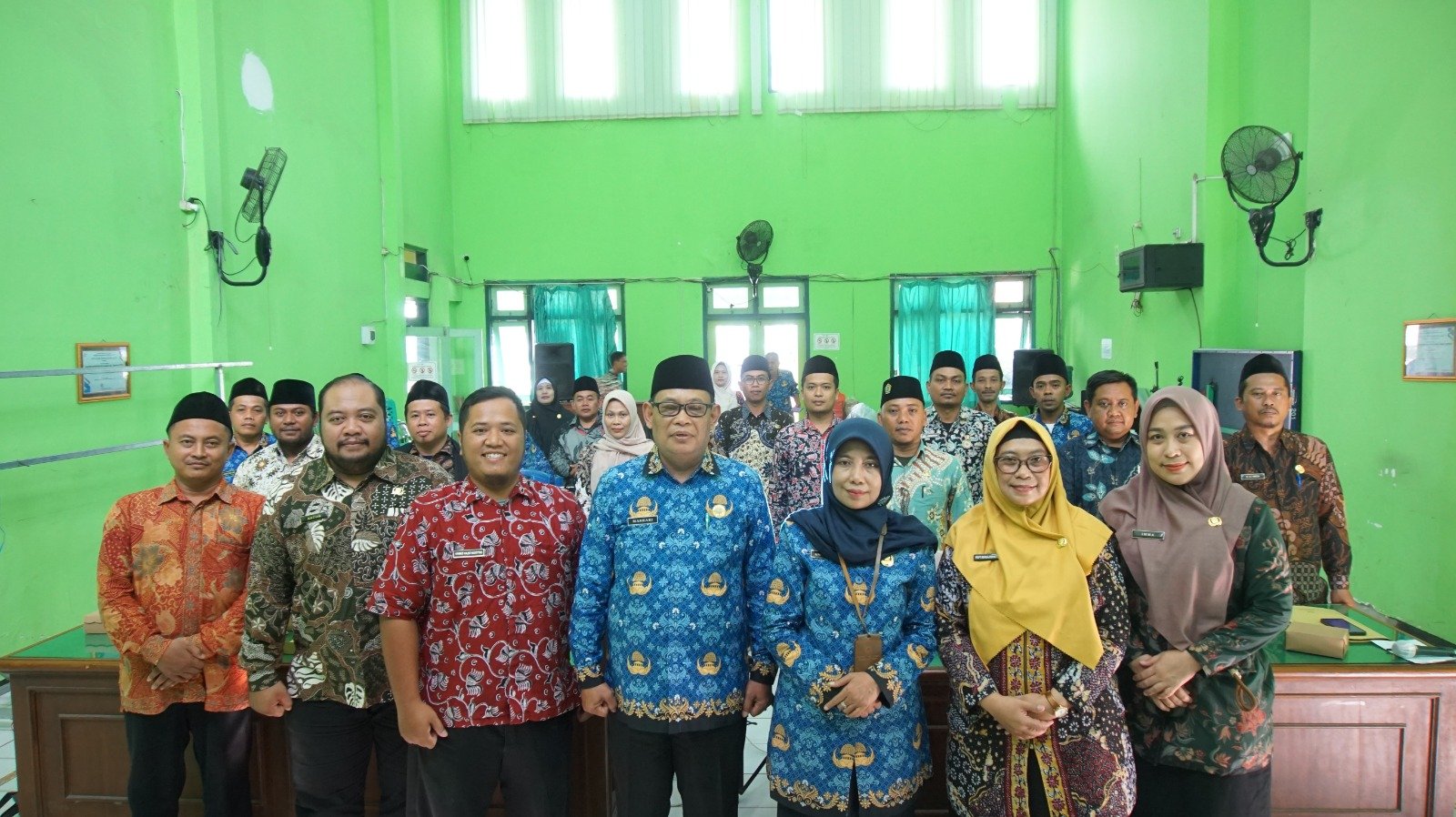 Seribu Pengantin Tuban Nikmati Layanan “Pelangi Biru”, KTP dan KK Baru Langsung Jadi Usai Nikah