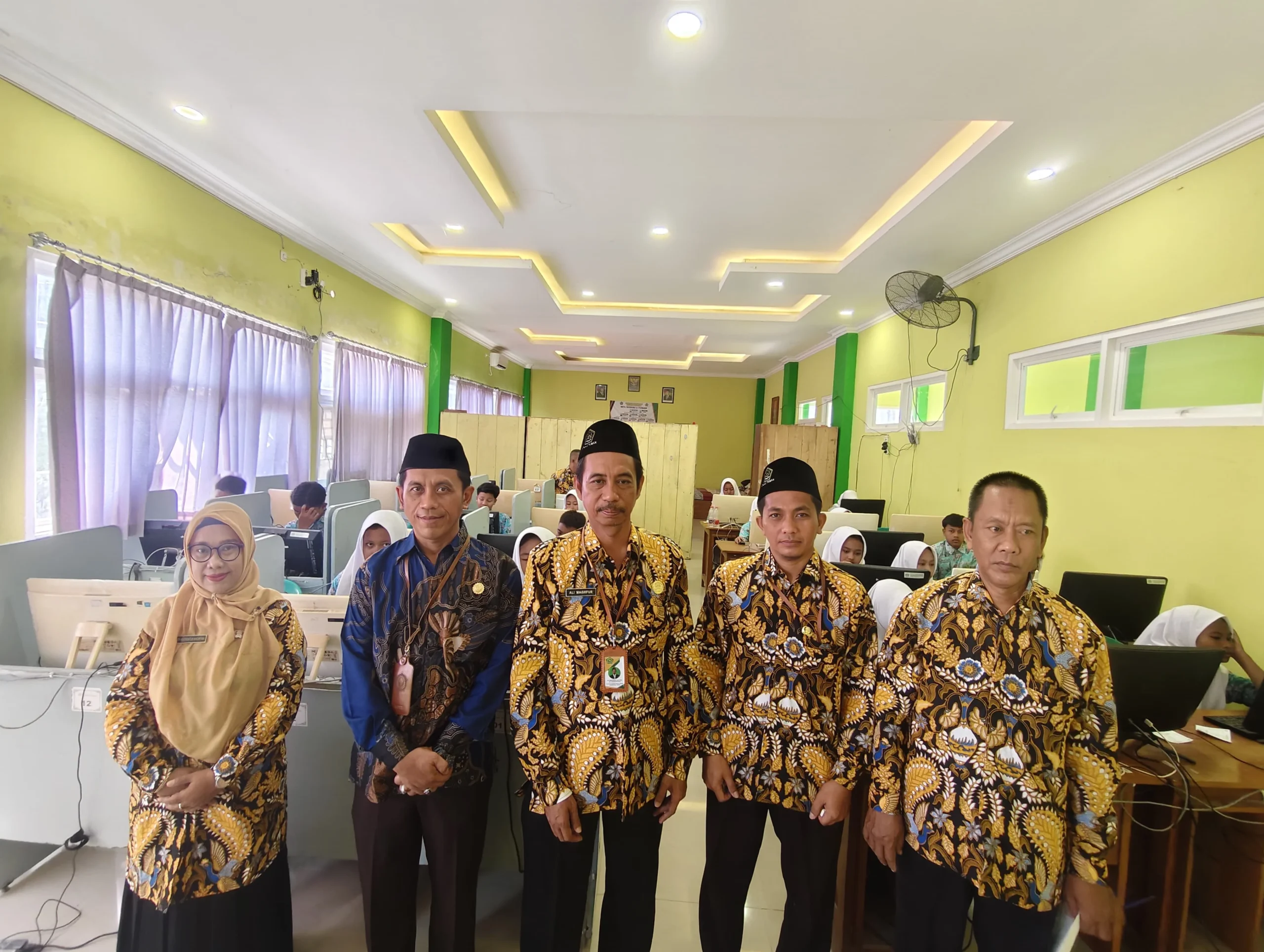 Hari Pertama ANBK MTs, Plt. Kasi Pendma Kemenag Tuban Tinjau Pelaksanaan di MTsN 2 Tuban