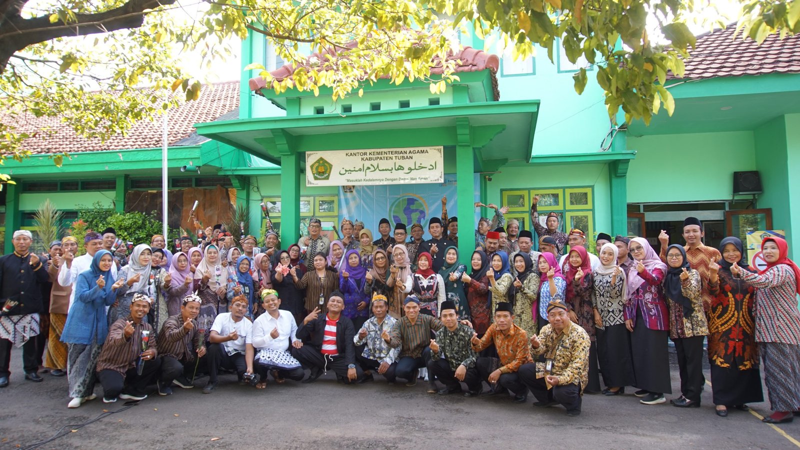 ASN Kemenag Tuban Peringati Hari Guru Nasional 2025, Kepala Kantor Bagikan Puluhan Bunga