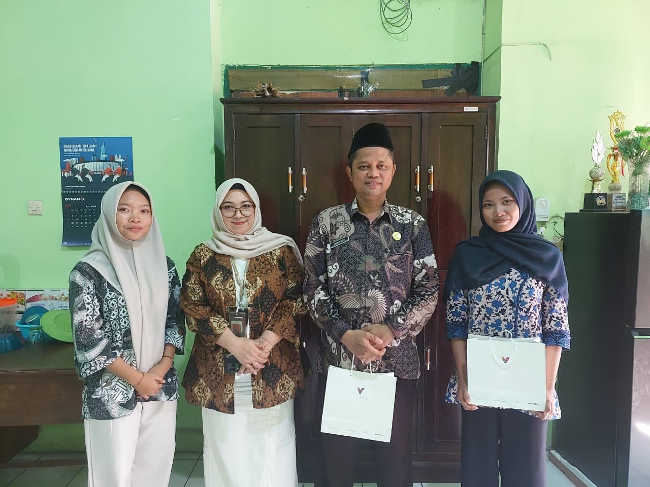 Empat Bulan Penuh Cerita, Dua Siswa SMKN Tambakboyo Akhiri PKL di Kehumasan Kemenag Tuban