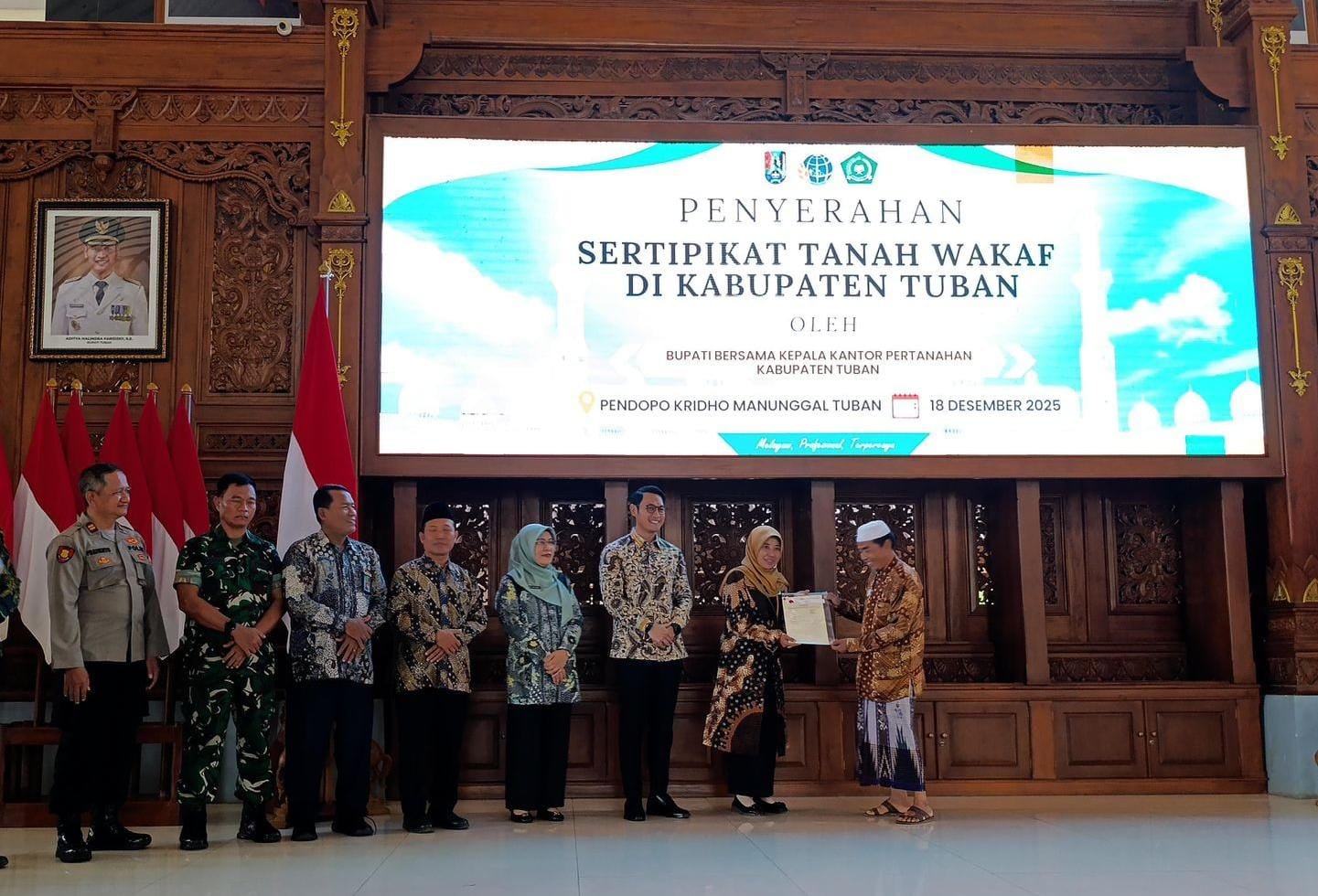 Bupati Tuban Bersama BPN dan Kemenag Serahkan Ratusan Sertipikat Tanah Wakaf