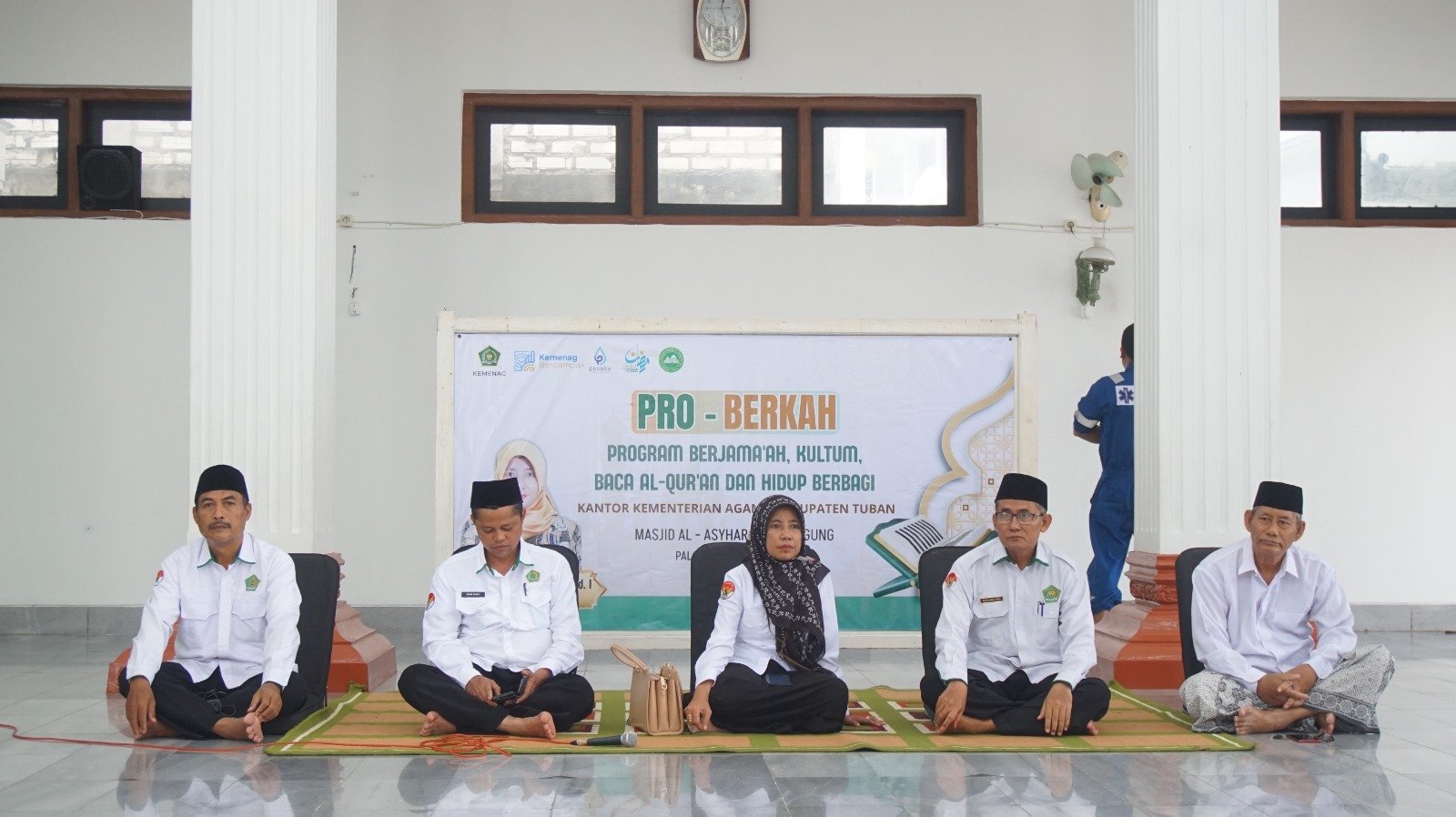 Program Pro Berkah; Kepala Kemenag Tuban Salurkan Zakat Profesi ASN di Desa Karang Agung Palang