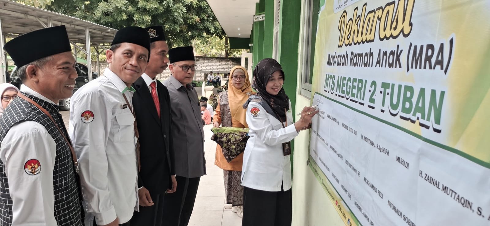Kakankemenag Tuban Beri Delapan Apresiasi untuk MTsN 2 Tuban dalam Gelar Karya Literasi