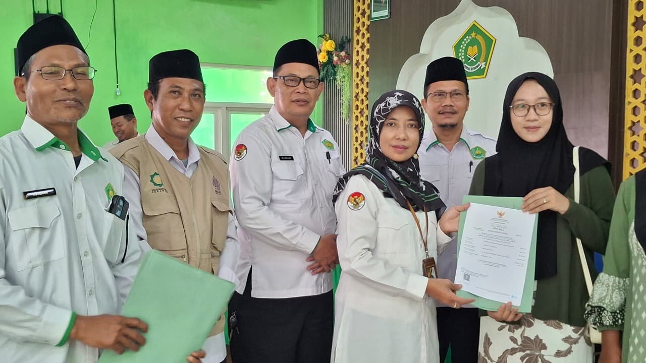 Dua Pelaku UMKM Tuban Terima Sertifikat Halal, Kemenag Dorong Produk Lokal Makin Unggul dan Berdaya Saing