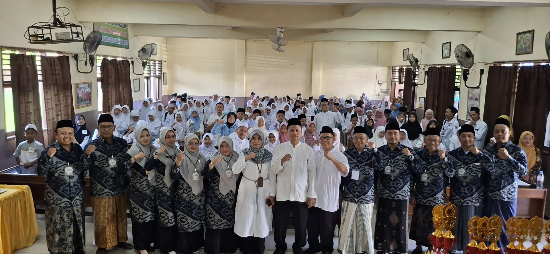 Kepala Kemenag Tuban bersama Kasi PAIS dan Ketua Pokjawas PAI foto bersama usai pembukaan Pentas PAI