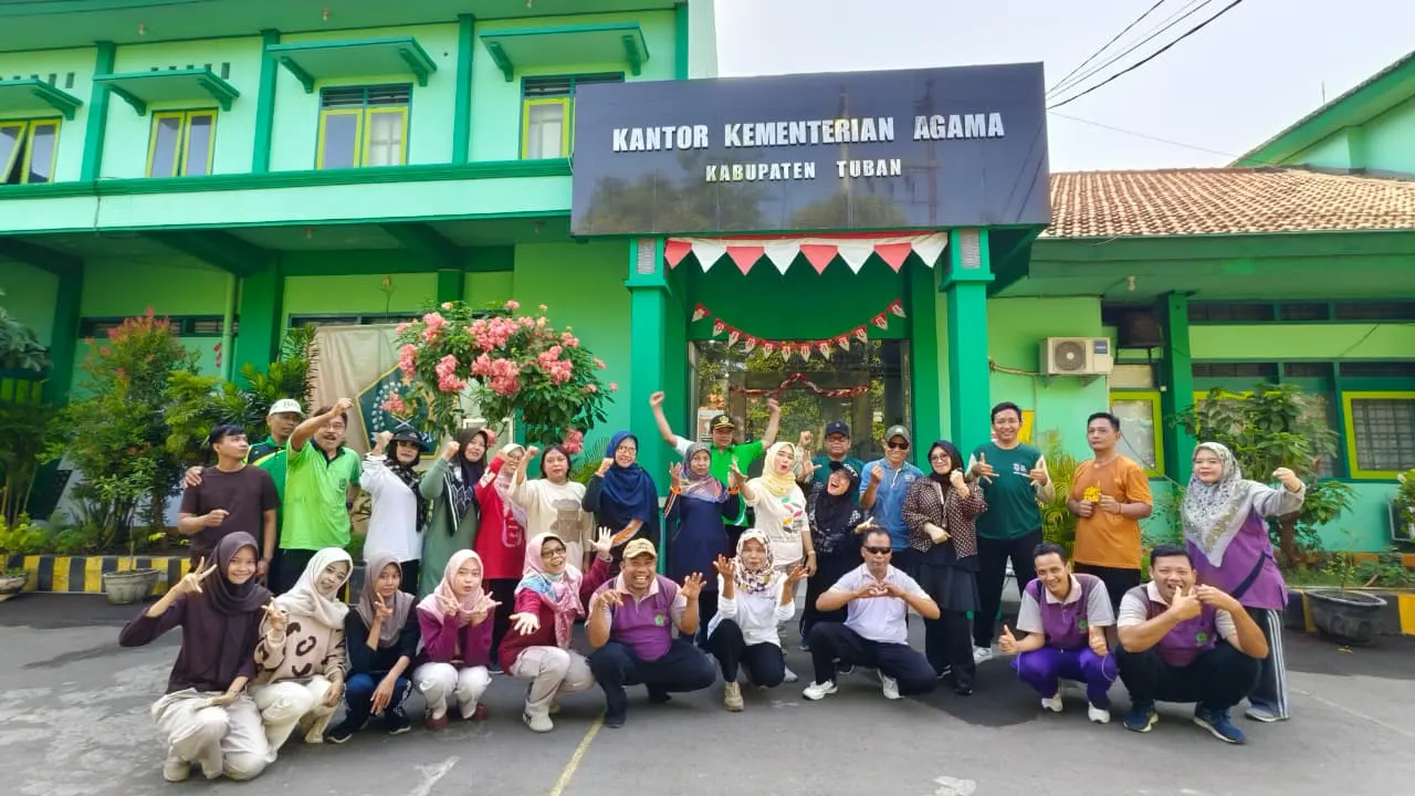Senam Jumat Sehat, Plt. Kasubbag TU Kemenag Tuban Ajak ASN Jaga Kesehatan dan Tingkatkan Kinerja