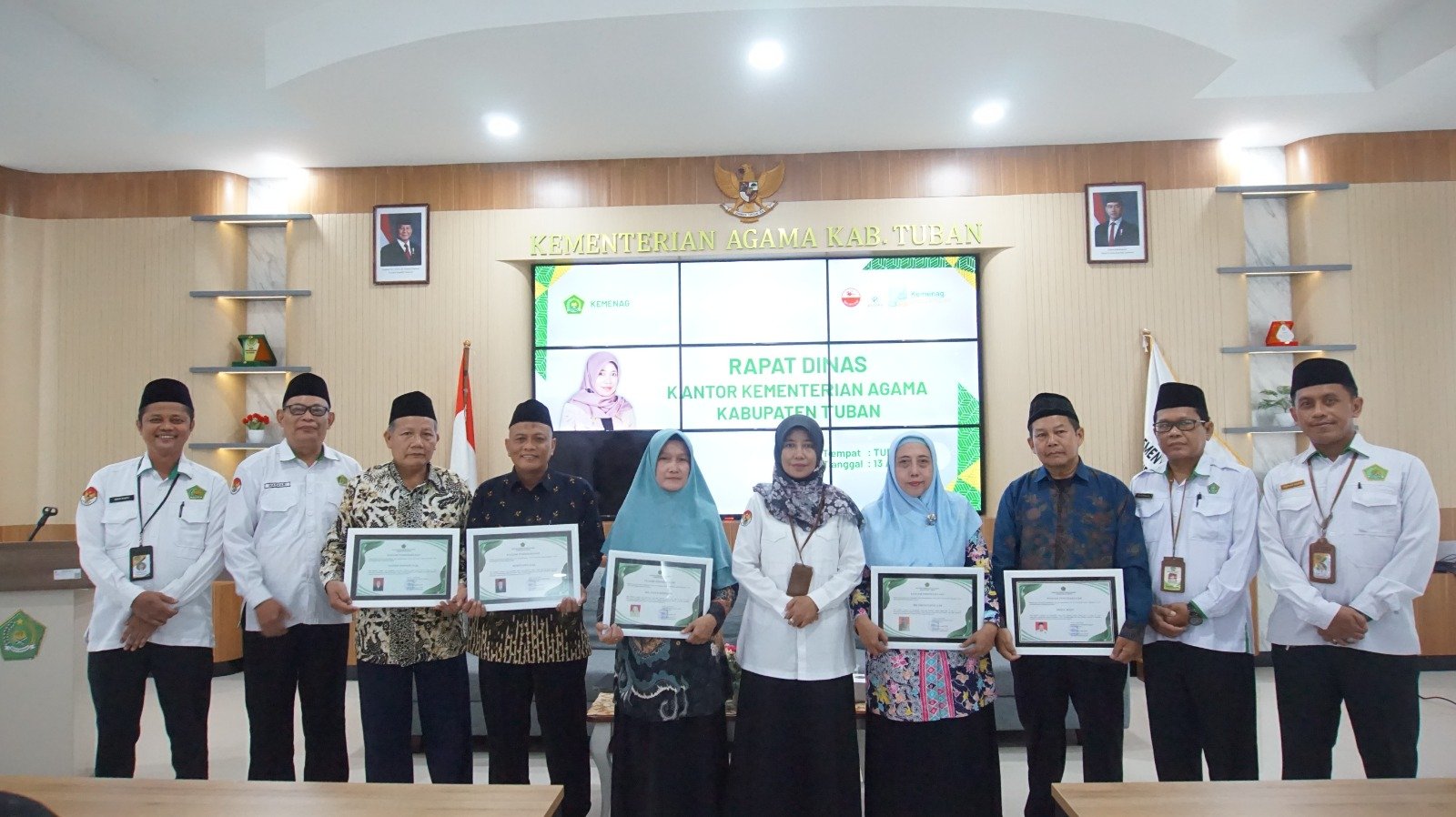 Rapat Dinas, Kepala Kemenag Tuban Berikan Penghargaan Purnatugas