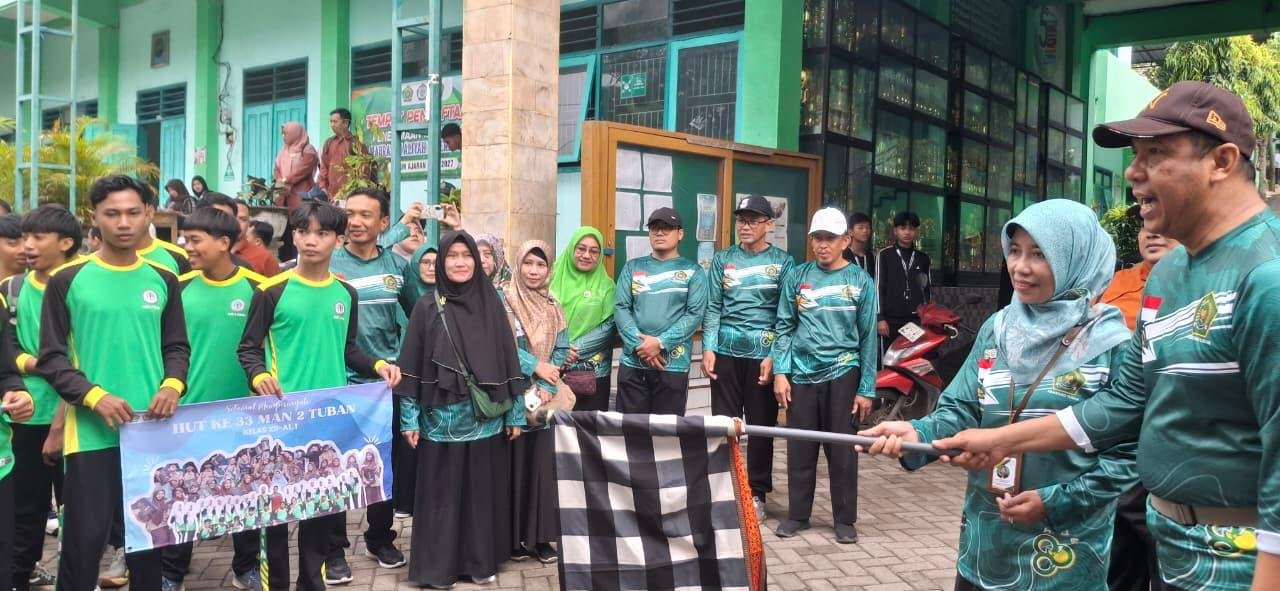 Peringati HUT ke-33, Kepala Kemenag Tuban Lepas Jalan Sehat MAN 2 Tuban Tekankan Sholat dan Anti-Bullying
