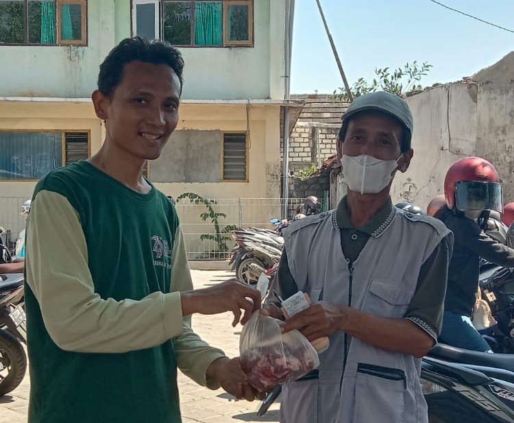 ASN Kemenag Tuban Salurkan Daging Kurban untuk Tukang Parkir, Abang Becak dan Kaum Dhuafa