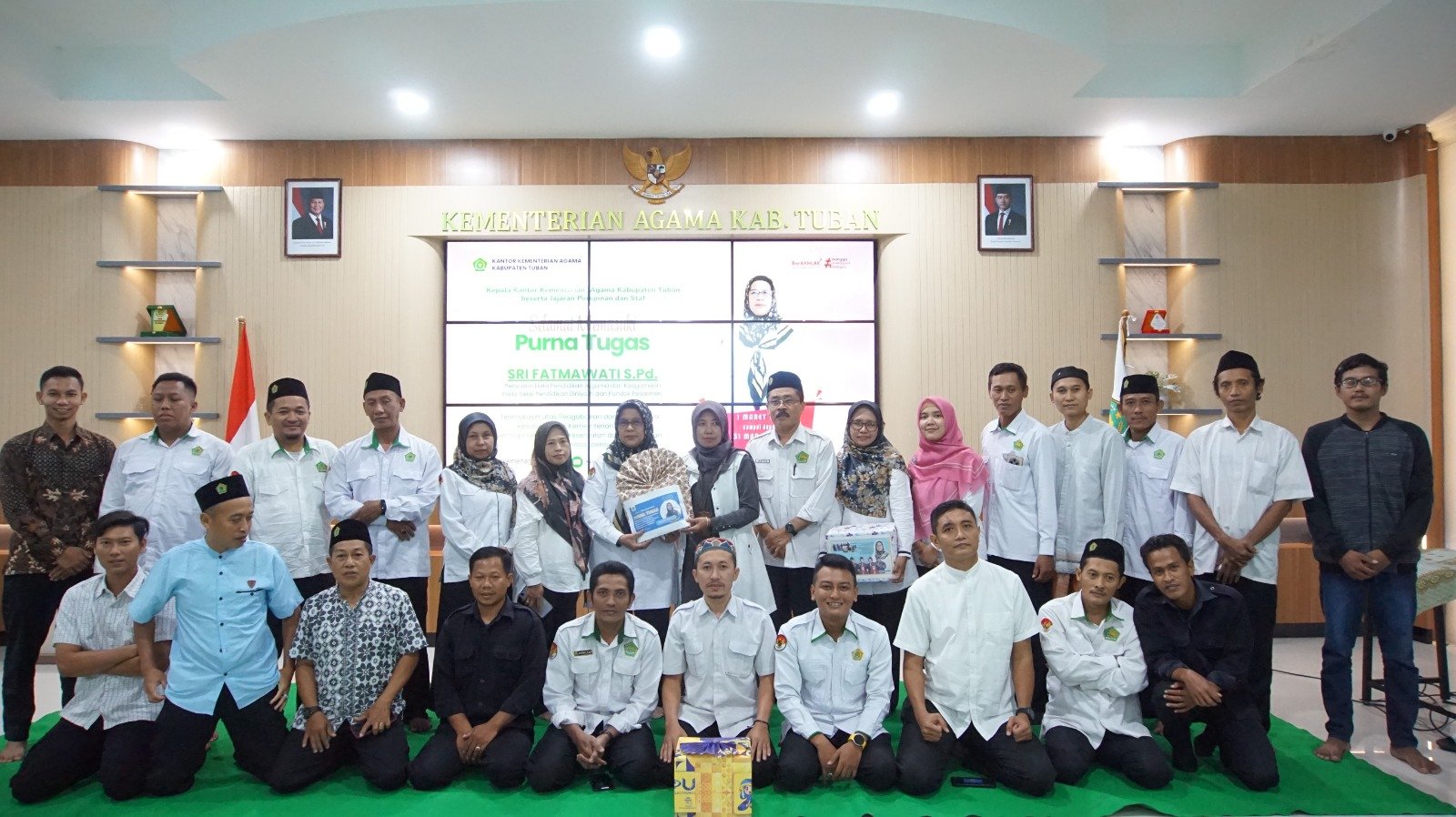Kemenag Tuban Tasyarufkan Bingkisan Kepada PTT, Perpisahan Purna Tugas Staf PD. Pontren dan Buka Bersama