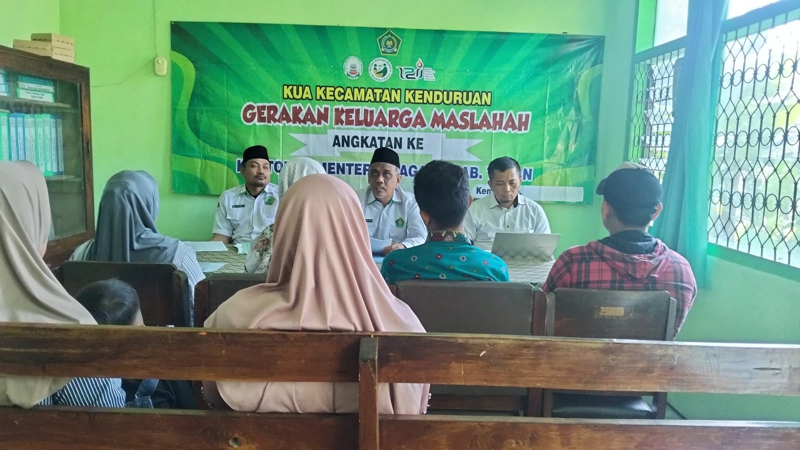 KUA Kenduruan Sambut Pengantin Baru, Serahkan KK Gratis dan Berikan Nasihat “3S” untuk Kehidupan Rumah Tangga