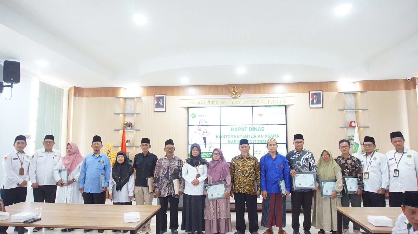 Kemenag Tuban Serahkan 14 Penghargaan Purna Tugas, Umi Kulsum: Dedikasi Akan Selalu Dikenang