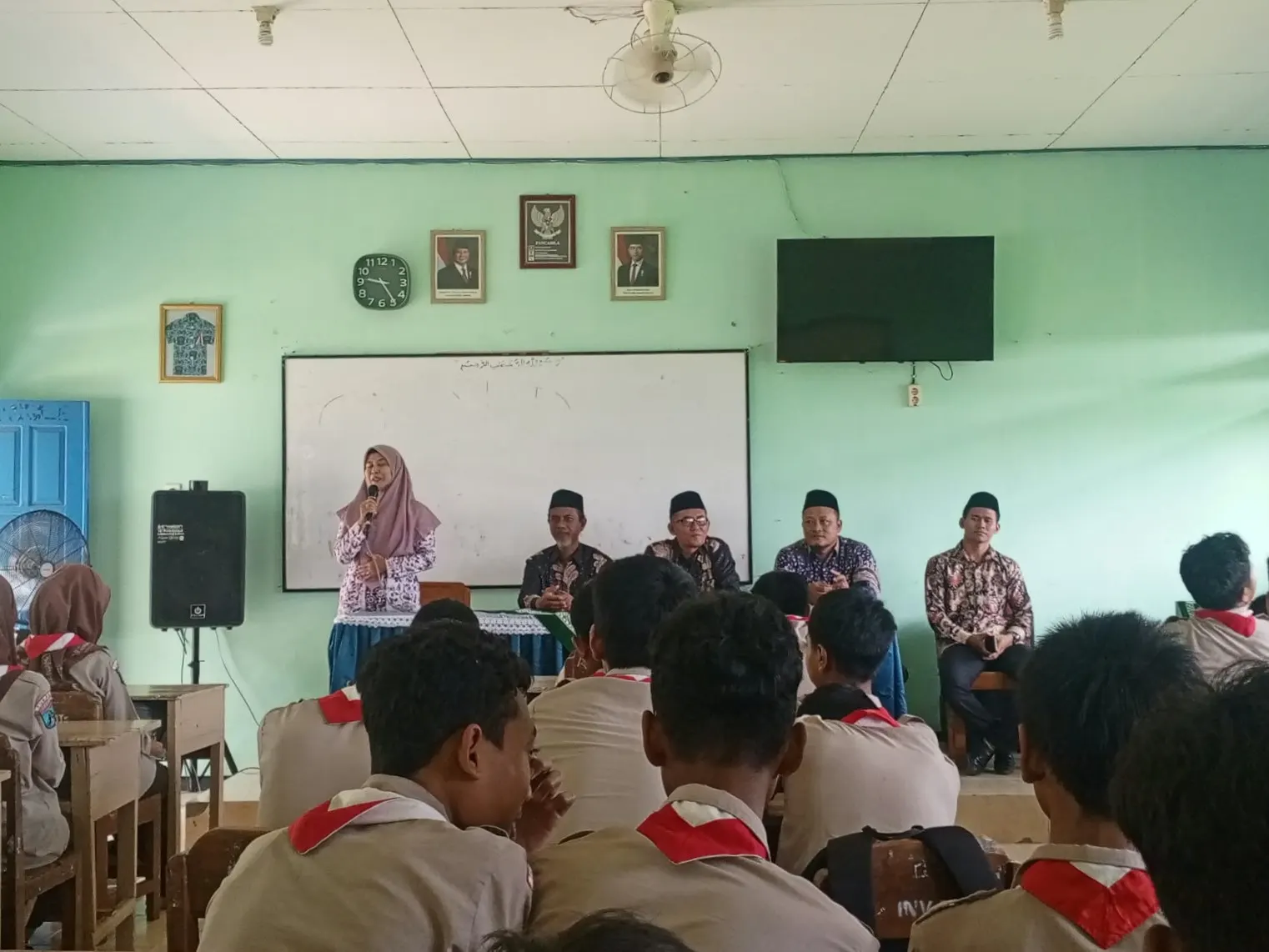 PELAS PALANG Hadir di MTs Muhammadiyah Cendoro, KUA Palang Bentengi Remaja dari Kenakalan dan Judi Online