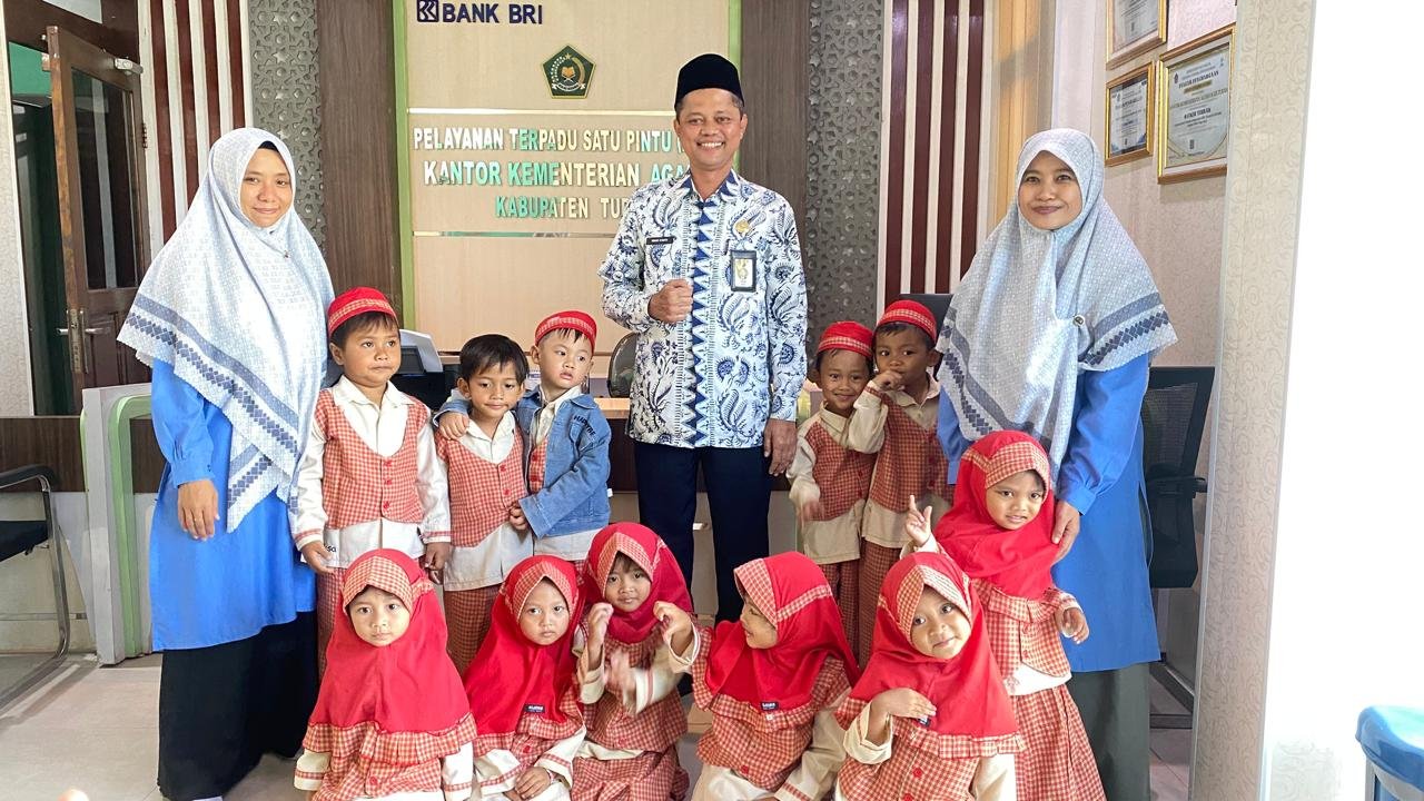 Siswa KB Insan Kamil Bagikan Souvenir Idulfitri untuk ASN Kemenag Tuban
