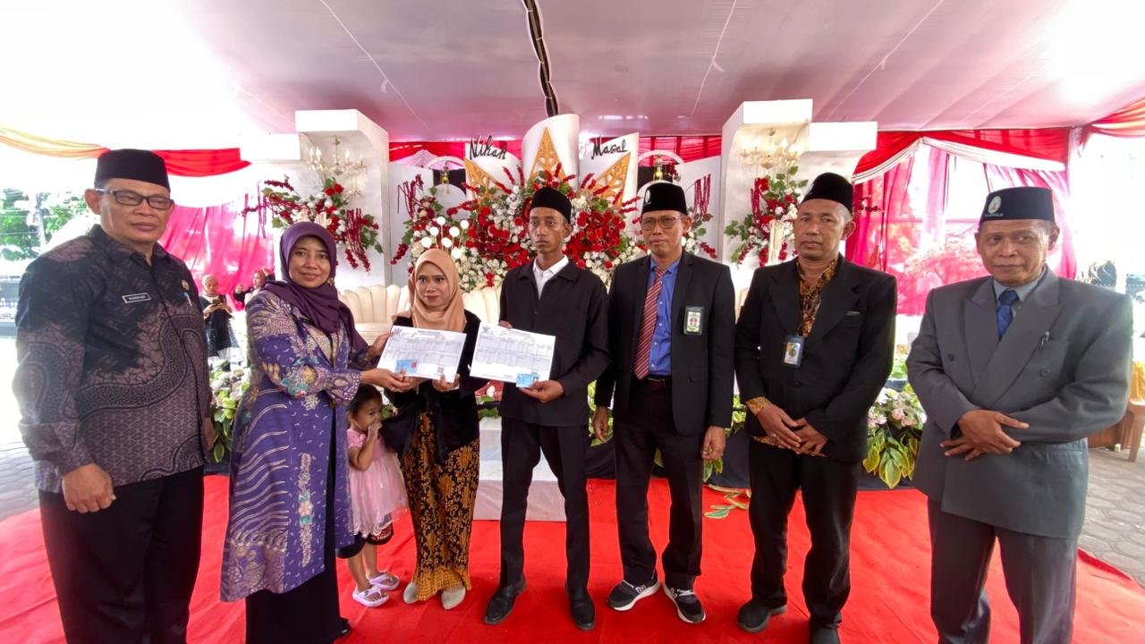 Nikah Massal TMMD di Tuban Meriah, 16 Pasang Pengantin Menikah Gratis dengan Adat Jawa dan menikmati Layanan Pelangi Biru