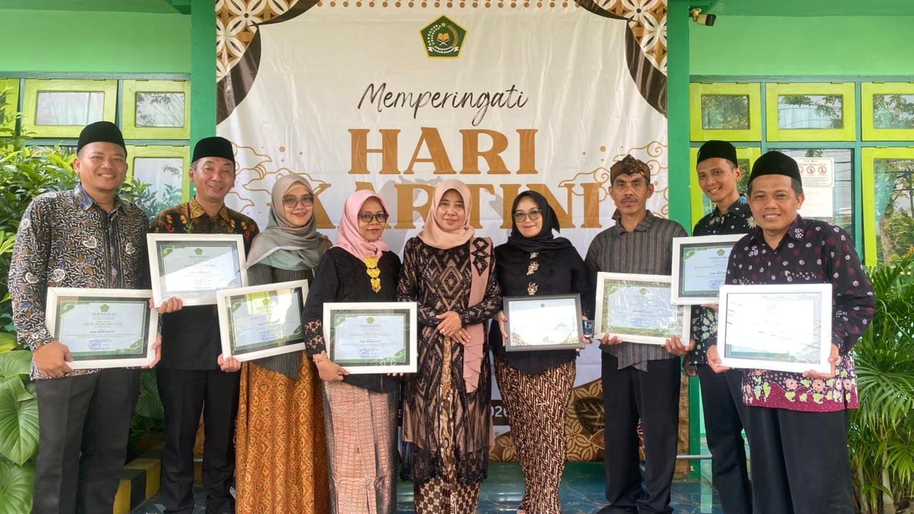 Peringatan Hari Kartini 2026, Kepala Kemenag Tuban Bagikan Penghargaan untuk ASN Inspiratif