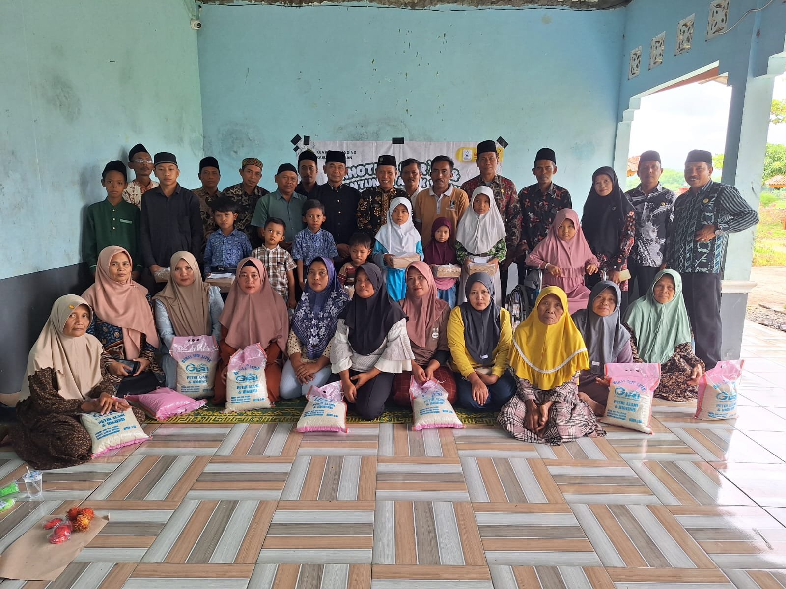 KUA Semanding Rutin Giat Khotmil Qur’an dan Santunan Anak Yatim Saben Rebo Legi (Khotim Bolgi)