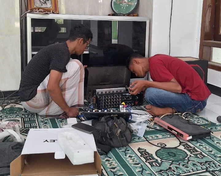 ASN KUA Semanding Swadaya Berikan Bantuan Audio Baru untuk Masjid At Taubah di Kawasan Gandul, Daerah Eks Lokalisasi