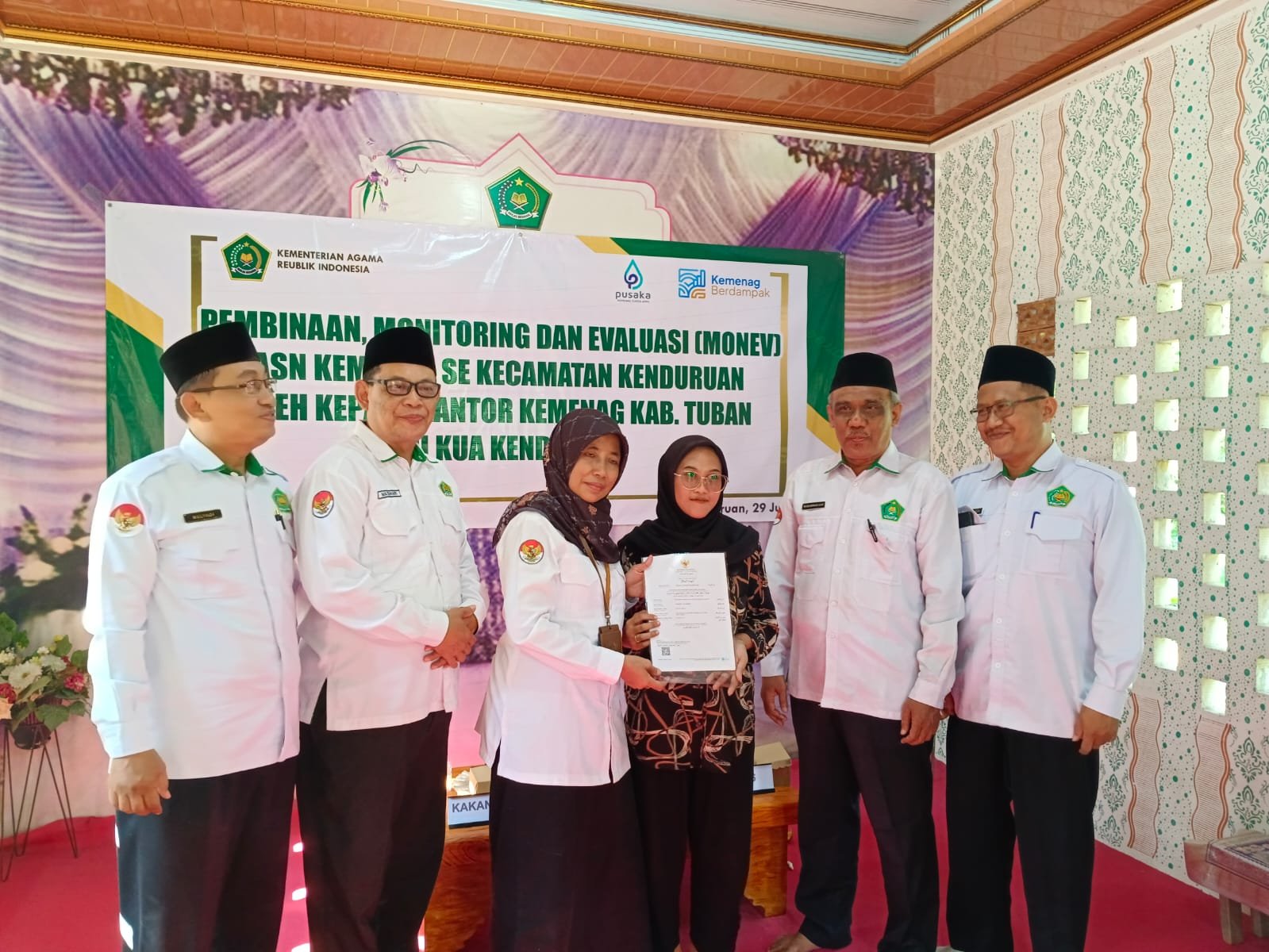 Tanam Pohon, Tebar Benih Ikan, dan Serahkan Sertifikat Halal, Kemenag Tuban Wujudkan Program Berdampak bagi Masyarakat Kenduruan