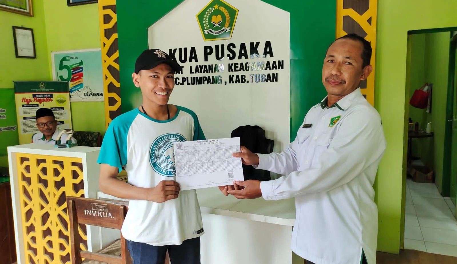 Per 1 Agustus, KUA Plumpang Bagikan 53 Buku Nikah & Kartu keluarga Baru