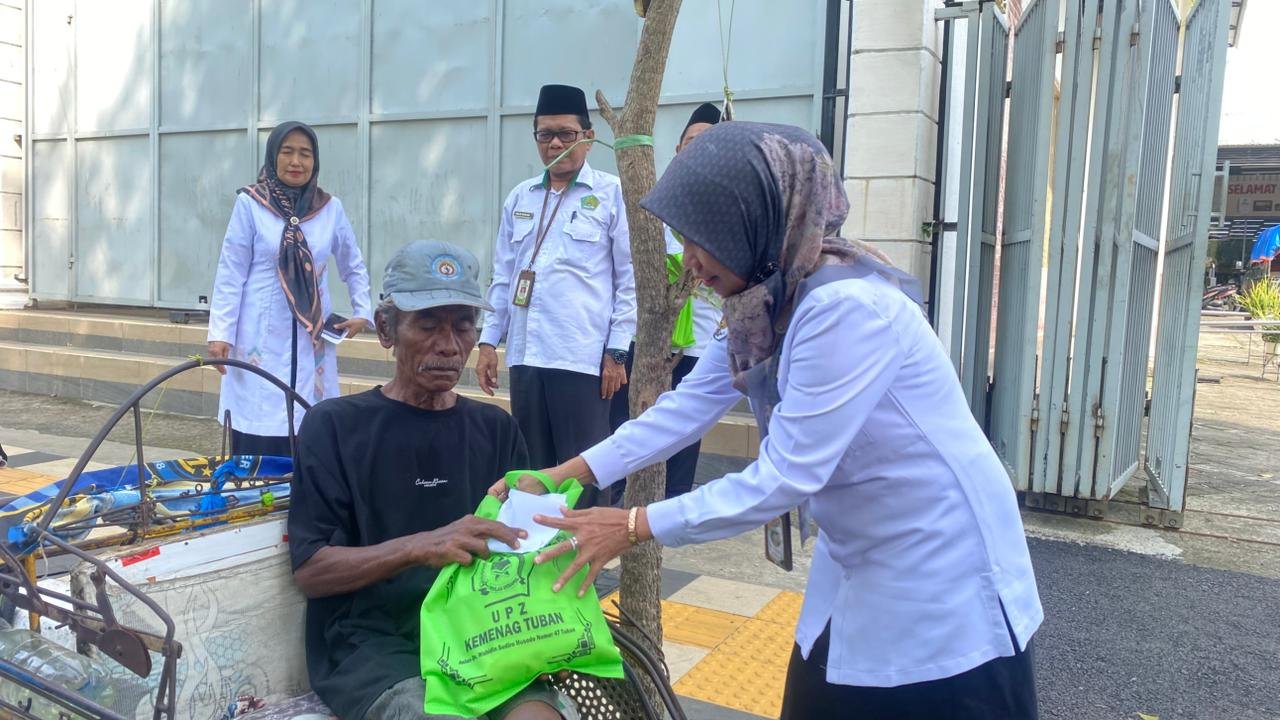 Kemenag Tuban Bagikan Bingkisan Ramadan kepada Abang Becak