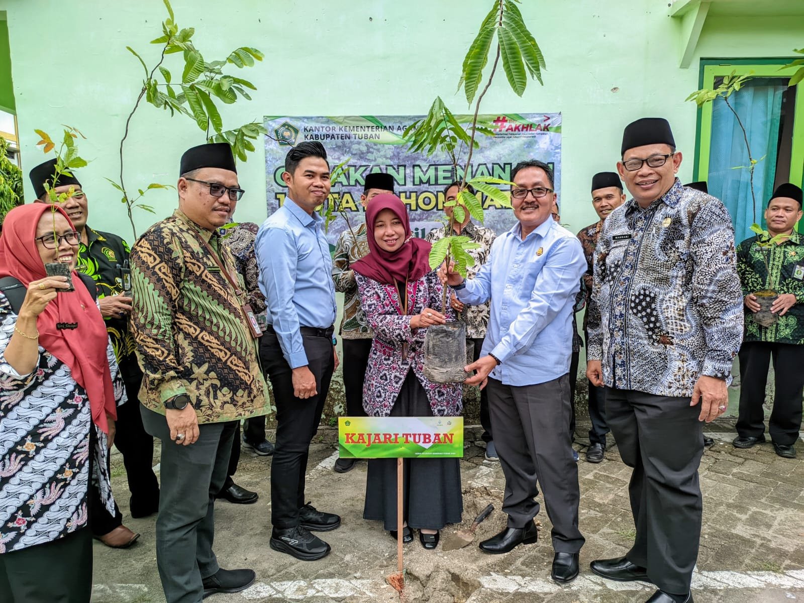 Kemenag Tuban Tanam 3.500 Pohon Matoa Bersama Kejaksaan Negeri