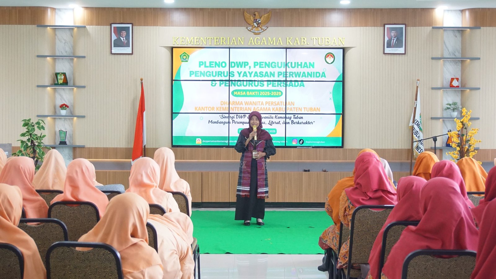 Kepala Kankemenag Tuban Beri Pembinaan pada Pleno DWP, Kukuhkan Pengurus Perwanida dan Persada 2025–2029